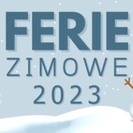 Na środku grafiki tekst: FERIE ZIMOWE 2023 po obydwu stronach napisu choinki przysypane śniegiem, po prawej stronie bałwan. Tło to zimowa sceneria.